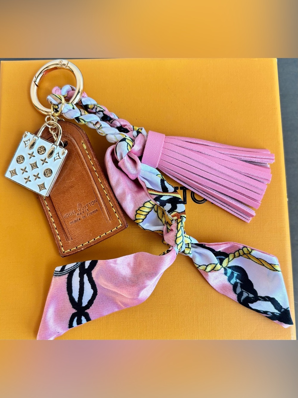 Authentic Louis Vuitton
Vachetta Name Tag Bag Charm, Pink Twilly 9 in